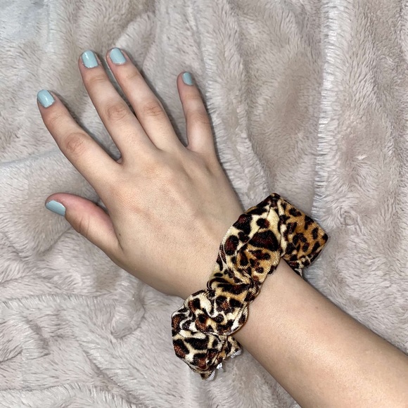 Cheetah zipper scrunchie - Picture 3 of 3